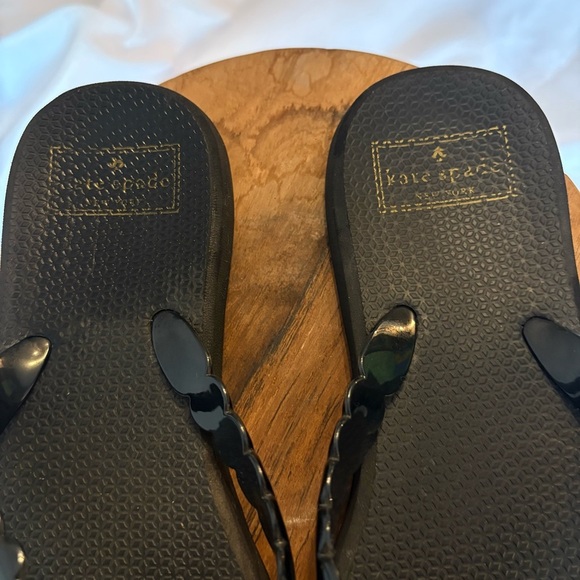 Kate Spade Size 6 Black Denise Bow Flip Flops Scalloped Straps - Picture 6 of 9